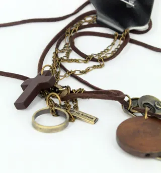 Collar meta y cuero vintage para que elijas.