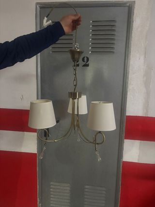 Lámpara de techo dorada con 3 tulipas color bey