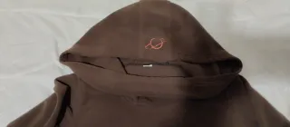 Sudadera capucha marrón entallada