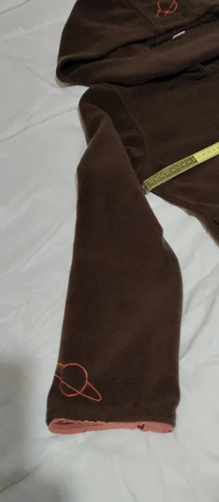 Sudadera capucha marrón entallada