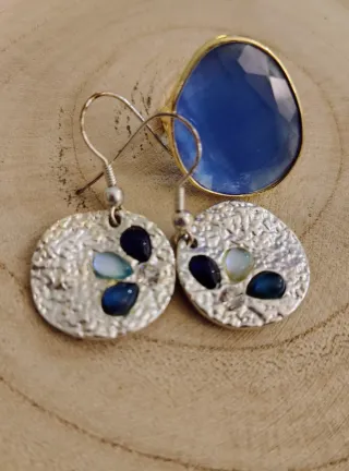 Pendientes y anillo en tonalidades azules