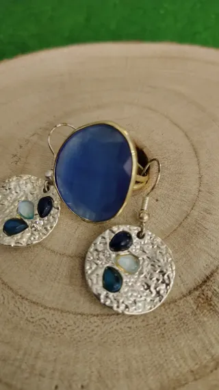 Pendientes y anillo en tonalidades azules
