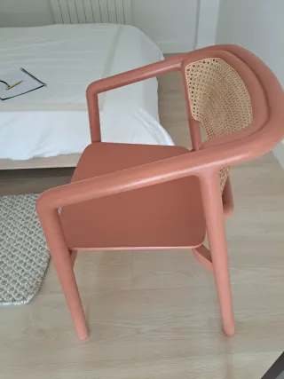 Silla de diseño con asiento de ratán