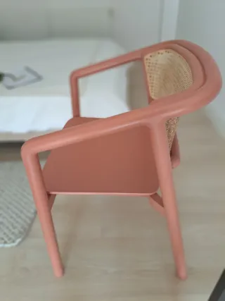 Silla de diseño con asiento de ratán