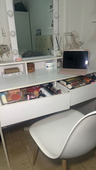 Tocador blanco con espejo y luces