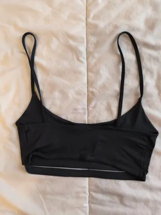 Top Bershka negro con corte