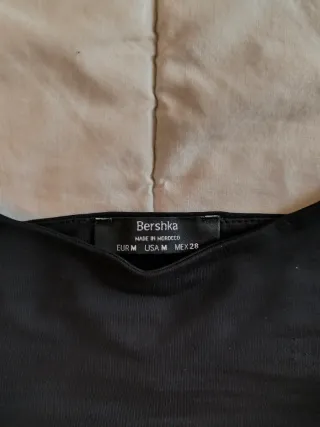 Top Bershka negro con corte