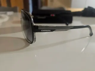Gafas de sol Carrera negras y blanca.
