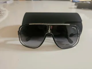 Gafas de sol Carrera negras y blanca.