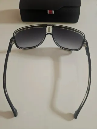 Gafas de sol Carrera negras y blanca.
