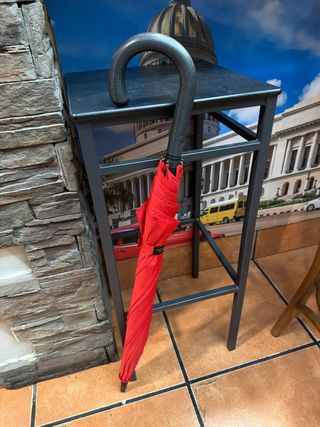 Paraguas rojo con mango curvo