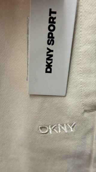 Pantalón deportivo DKNY Sport crema