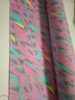 Tela con diseño geométrico multicolor