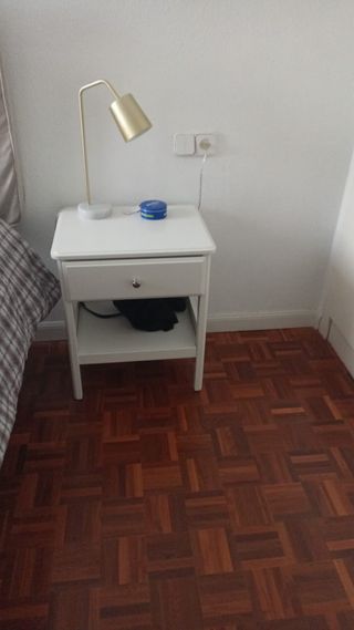 Mesita de noche blanca con cajón