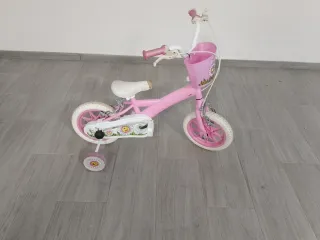 Bicicleta infantil rosa con ruedines