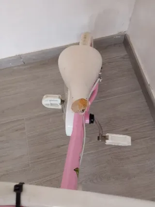 Bicicleta infantil rosa con ruedines