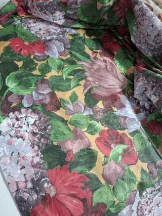 Tela floral verde y roja