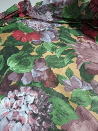 Tela floral verde y roja