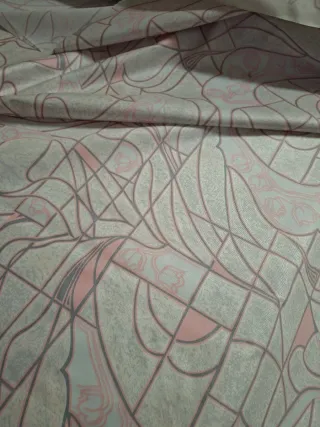 Tela con estampado abstracto gris y rosa