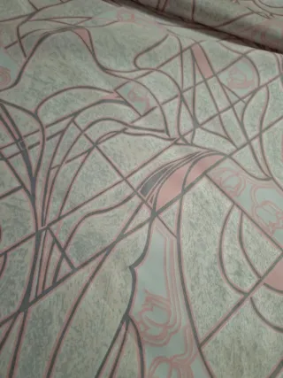 Tela con estampado abstracto gris y rosa