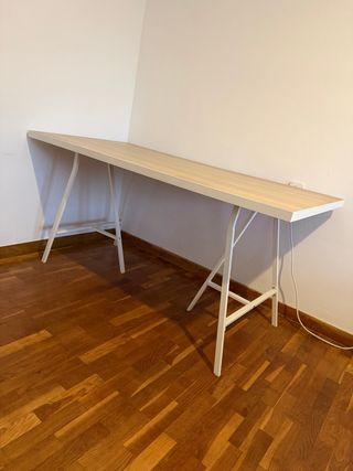 Mesa de escritorio de madera y patas de metal