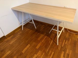 Mesa de escritorio de madera y patas de metal