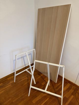 Mesa de escritorio de madera y patas de metal