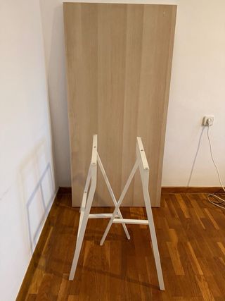 Mesa de escritorio de madera y patas de metal