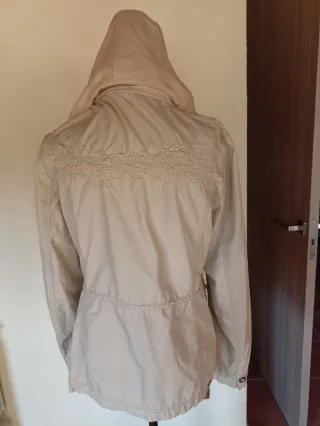 Chaqueta Zara con capucha beige Talla M