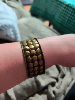 Brazalete con tachuelas dorado y marrón