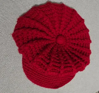 Gorra tejida crochet visera roja