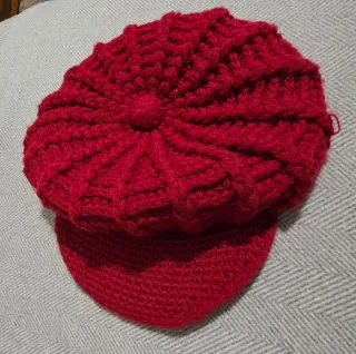 Gorra tejida crochet visera roja