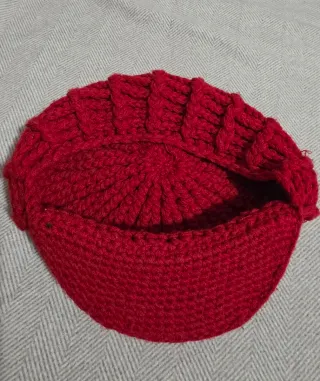 Gorra tejida crochet visera roja