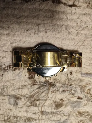 Reloj de pulsera dorado