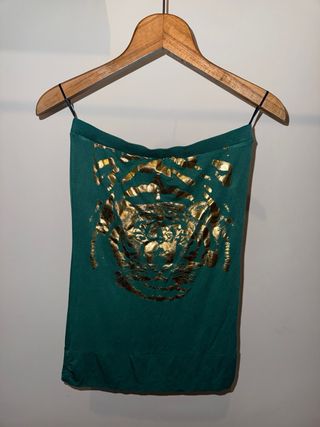 Top Bershka verde con estampado tigre dorado T.M