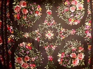 Mantón Foronda bordado flores