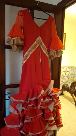 Traje de flamenca floral beige y morado