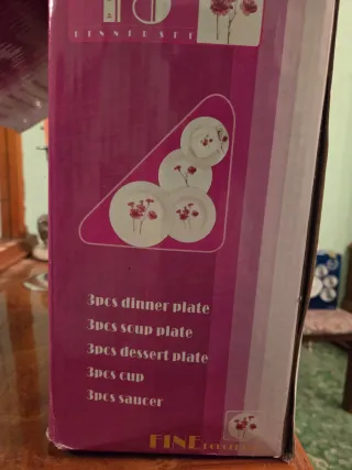 Vajilla de porcelana fina con flores