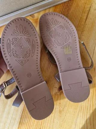 Sandalias marrones con hebilla dorada