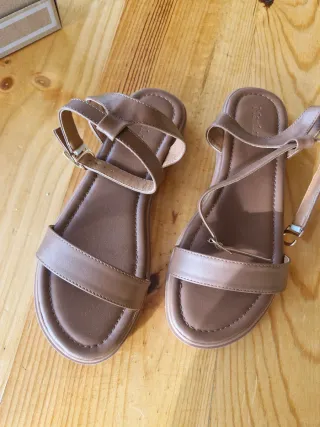 Sandalias marrones con hebilla dorada