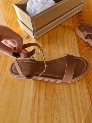 Sandalias marrones con hebilla dorada