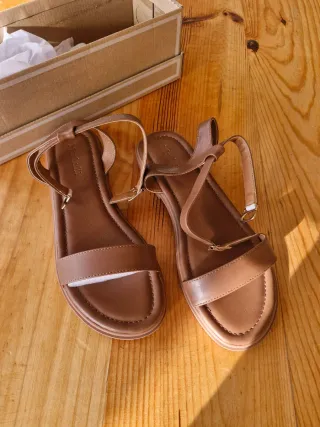 Sandalias marrones con hebilla dorada
