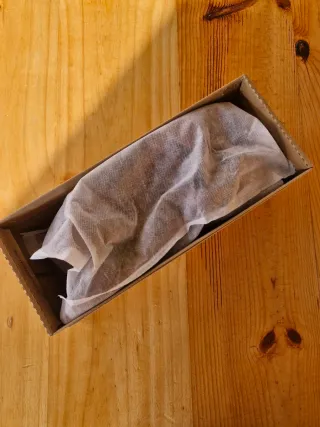 Sandalias marrones con hebilla dorada