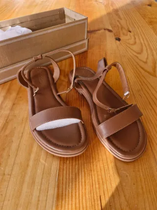 Sandalias marrones con hebilla dorada
