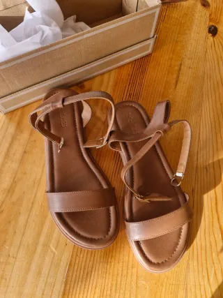 Sandalias marrones con hebilla dorada