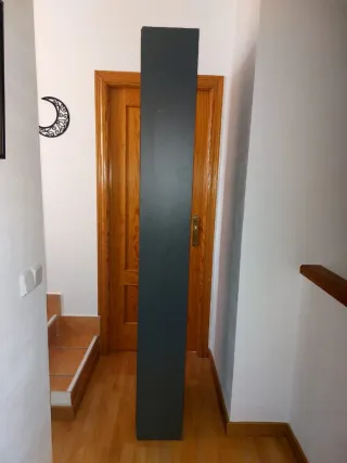 Estantería gris de madera