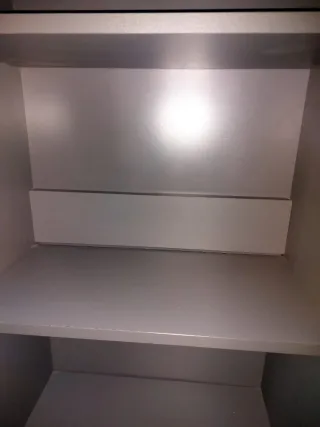 Estantería gris de madera