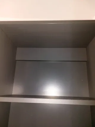 Estantería gris de madera