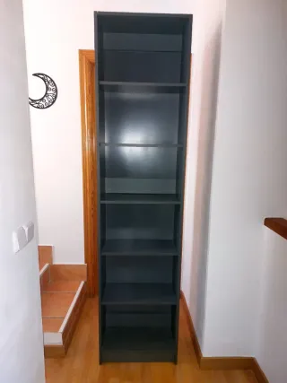 Estantería gris de madera