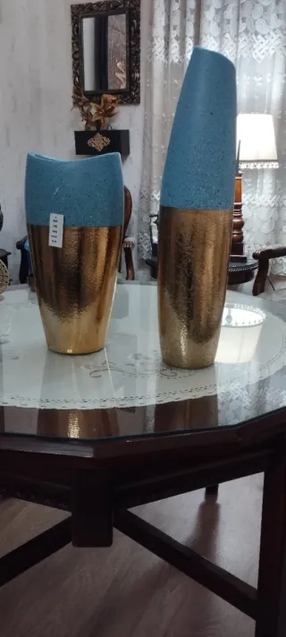 Jarrones de cerámica azul y dorado